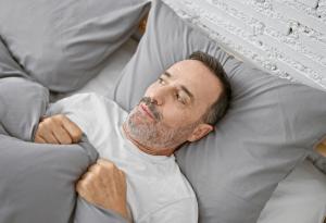 Виц: Обичам да лежа вечер в леглото, да гледам звездите и да си мисля