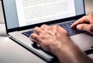 Изкуственият интелект улеснява писането, но историите си приличат 