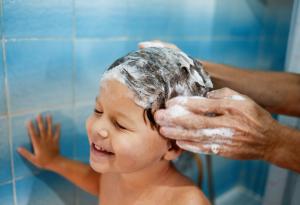 Как да измием главата на детето без целия квартал да разбере 