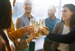 Виц: Иди да честитиш на шефа, родило му се е дете