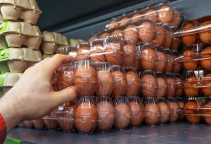 Виц: Искам, като на избори, да си избера сам и яйцата! 