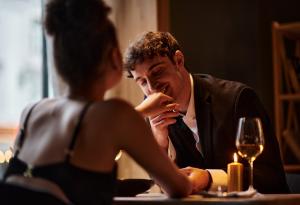 Виц: Скъпа, нещо ме стегна сърцето. Бързо викай линейка!