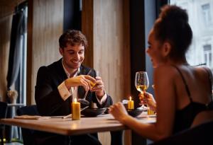 Виц: Мога да ти сваля луната, звездите, цялата вселена