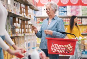 Виц: Умилена баба се навежда над количката