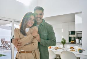 Виц: Скъпа, с мен ще забравиш какво е сън