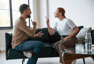 Виц: Скъпи, добре ли съм се гримирала?