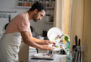 Виц: Само да измия чиниите, скъпа