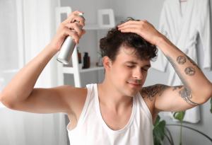 Виц: Мъж излиза от банята, а жена му държи телефона