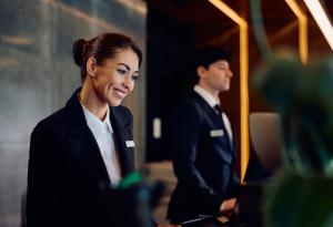 Виц: Чудесна двойка сте. Откога сте женени?