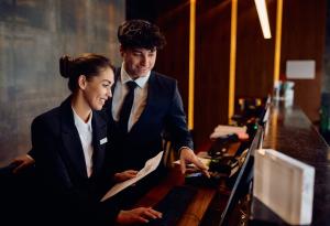 Виц: Ако ми докажете, че сте съпрузи, ще ви сложа в една стая