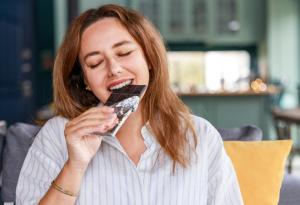 Виц: Каза, че си на диета, а пък изяде цял шоколад