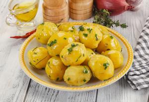 Виц: Тате, защо ядем само варени картофи, а съседите пържоли!? 