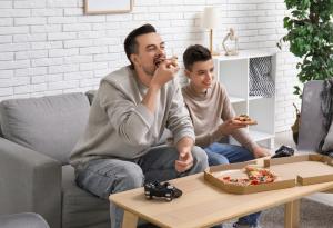 Виц: Тате, защо си се оженил за мама?