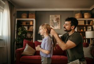 Виц: Тате, а затваря ли си очите, като я сложиш да легне?