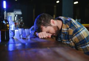 Виц: Пиян звъни на вратата