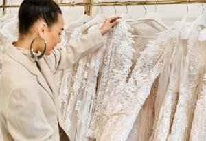 Виц: Продавам сватбени рокли