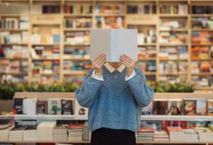 Виц: Един приятел е в болница и ще му нося нещо за четене