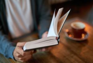 Виц: Колко струва този книгоразделител?