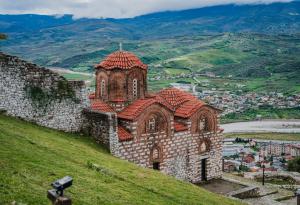 Виц: Извинете, къде продават ракия?