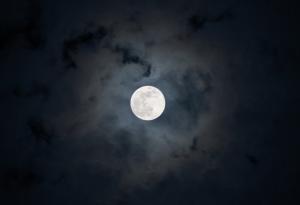 Вече можем да наблюдаваме как Луната закрива звезди от купа Плеяди