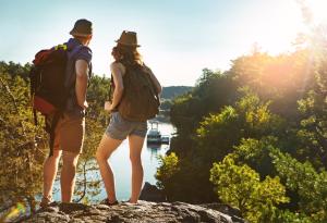 Виц: Турист води приятелката си на излет в планината