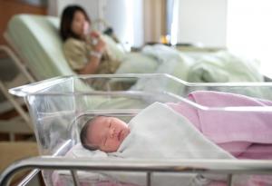 Заразените с COVID-19 майки не могат да пренесат вируса на новородените