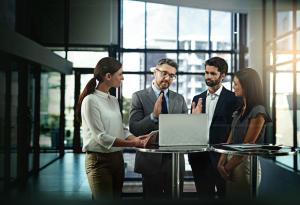 Нова теория разкрива как служителите взаимодействат с технологиите на съвременното работно място