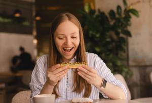 Биолози откриха древен неврохормон, регулиращ апетита