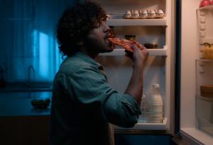 Виц: Защо семейните мъже са по-дебели от ергените?