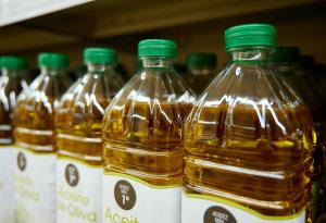 Виц: Клиент купува стекове с олио на старата цена