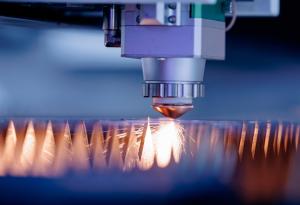 Нов тип повърхностно излъчващ лазер работи стабилно при стайна температура