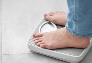 Виц: Като се кача на кантарчето, си гълтам корема