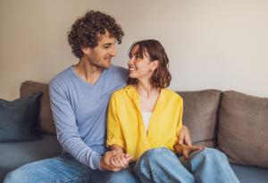 Виц: Скъпи, нали очите ми са сини като небето?