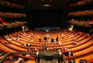 Виц: Блондинка отива на опера