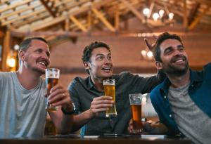 Виц: Жена звъни на мъжа си късно вечерта