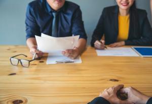 Виц: Опишете се накратко