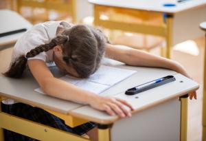 „Мамо, изтощена съм психически, може ли да не ходя утре на училище?“