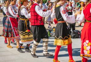 Виц: Защо в Габрово хорото го играят по терлици?