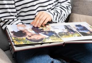 Виц: Момиченце гледа сватбена снимка