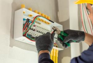 Виц: Скъпа, подай ми тая жица