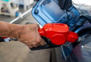 Виц: Какво се случва, когато спреш на бензиностанция и кажеш "догоре"