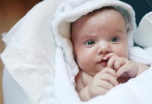 Бебета, хранени само с кърма в родилното, развиват по-рядко астма впоследствие