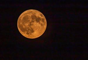 Утре ще наблюдаваме първата суперлуна за тази година