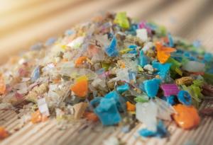 Микропластмаса във всяка напитка: Ново проучване разкрива тревожни нива в чай, кафе, вода и безалкохолни