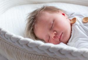 Защо бебето се ражда с „прическа“, а по-късно остава без коса