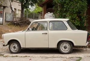 Виц: Мъж си кара трабанта със 100 км в час