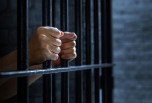 Виц: Ти за какво си в затвора, баце? 