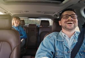 Виц: Тате, защо когато наближим караулката, намаляваш скоростта?