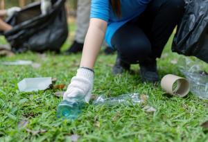 Близо 30 доброволци се включиха в почистването на нерагламентираните сметища над пистата на град Бухово