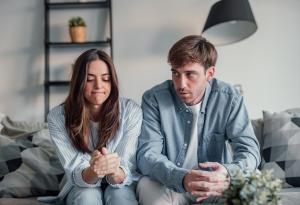 Виц: Нали ми обеща, че няма да ми изневеряваш с друга?